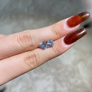 Macrodetail van S925 sterling zilveren oorknopjes met briljante ronde zirkoon