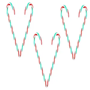 Gedetailleerd beeld van hartvormige kerstzuurstokken met rode en groene strepen decoratie