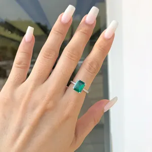 Dettaglio macro di un elegante anello in zircone verde taglio smeraldo argento