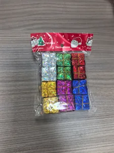 Detailansicht verschiedener bunter Laserfolien-Minigeschenkboxen für den Weihnachtsbaum