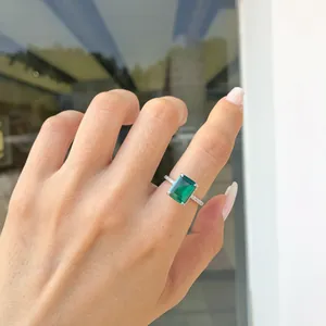 Vista dettagliata di un elegante anello in argento 925 con zircone verde smeraldo quadrato.