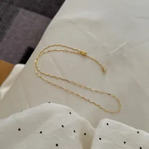 Vista detallada de un collar de cadena ondulada de plata S925 con un pequeño colgante