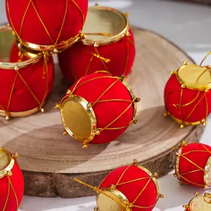 Adornos de tambor de Navidad rojos floccados para decoración de árbol en base de madera