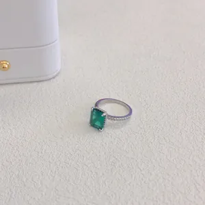 Primo piano di un elegante anello in argento S925 con zircone verde rettangolare.