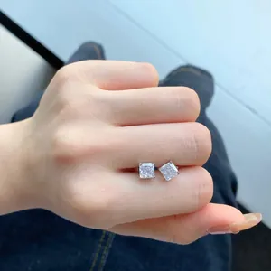 Close-up van S925 sterling zilveren vierkante oorknopjes met fonkelende zirkonia steentjes.