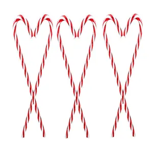 Detail van rood-wit gestreepte plastic zuurstokken gerangschikt in hartvormen voor Kerst