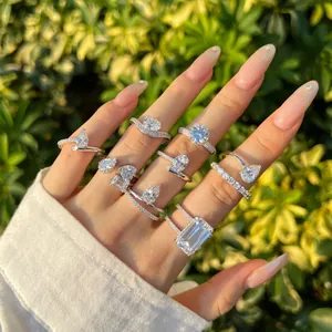 Vista detallada de varios anillos de plata S925 con circonitas de formas variadas en mano