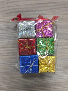 Detail von 6 Stück bunten Laser-Weihnachtsgeschenk-Anhängern in Klarsichtverpackung.