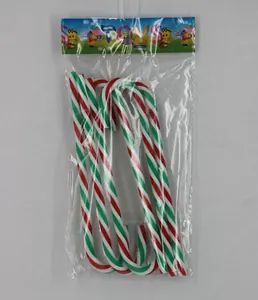 Set van rode, witte en groene plastic kerst zuurstokken decoraties in retail verpakking.