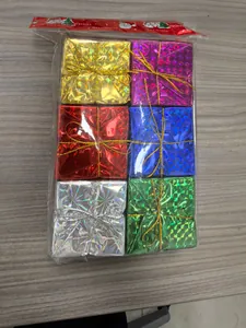 Sechs bunte weihnachtliche Mini-Geschenkboxen mit Goldband zur Dekoration des Tannenbaums