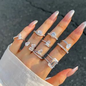 Detalle de múltiples anillos de plata S925 con varios cortes de piedras de circón brillante