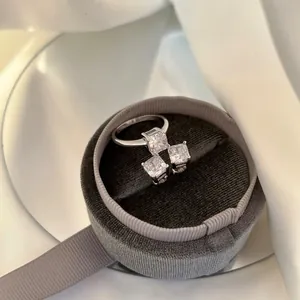 Gedetailleerd beeld van een elegante S925 zilveren ring met witte zirkonia steen.