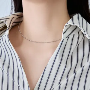 Primer plano de un delicado collar de cuentas de plata de ley S925 usado por una mujer