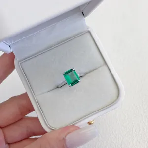 Dettaglio dell'anello in argento S925 con zircone verde taglio smeraldo in scatola bianca