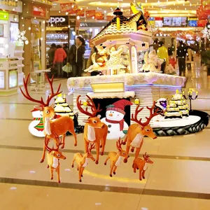 Décorations de Noël réalistes avec des rennes simulés dans un centre commercial festif.