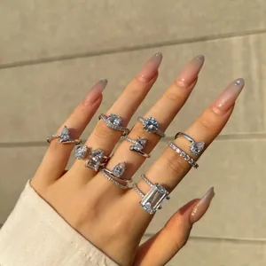 Vista detallada de anillos de plata esterlina S925 con varios cortes de circón