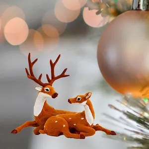 Figurines de cerf sika réalistes peintes à la main dans une scène de Noël chaleureuse.