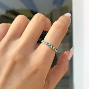 Primo piano di un anello vintage in argento sterling S925 con zirconi verde smeraldo