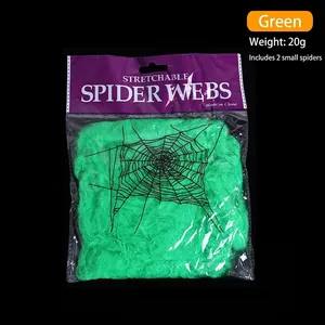 Detailansicht der 20g grünen dehnbaren Polyester-Spinnennetz-Halloween-Deko mit Spinnen