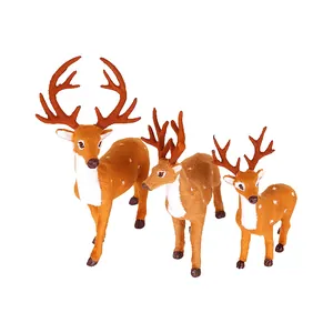 Détail de trois figurines réalistes de rennes de Noël pour la décoration de scènes