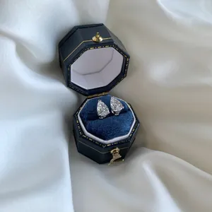 Elegante peervormige zirkonia oorknopjes in een luxe blauwe fluwelen sieradendoos