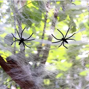 Realistisches dehnbares Halloween Spinnennetz mit schwarzen Plastikspinnen am Außenbaum