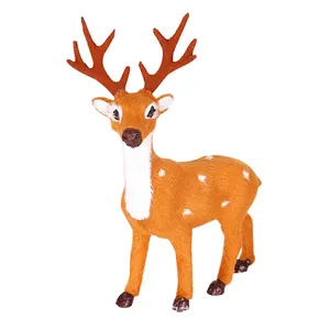 Vue détaillée d'une figurine de cerf sika réaliste pour décoration de Noël festive