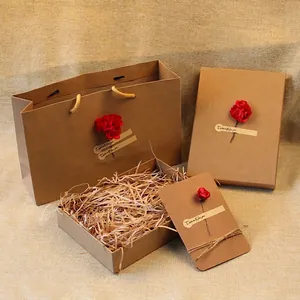 Carta kraft tagliuzzata di rafia naturale per riempire scatole regalo e decori