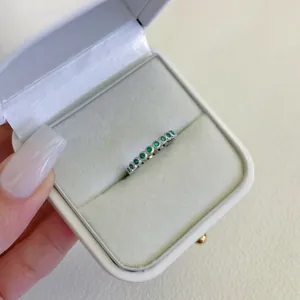 Anello vintage in argento sterling S925 con zirconi verdi smeraldo in astuccio bianco