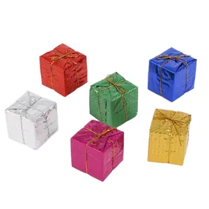 Set mit farbenfrohen Laser-Mini-Geschenkbox-Ornamenten für Weihnachtsbaum und Partys