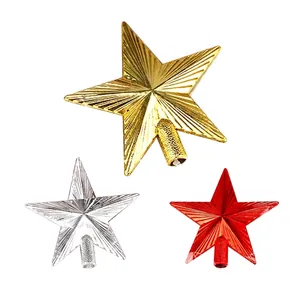 Nahaufnahme von sternförmigen Christbaumspitzen aus Kunststoff in Gold, Silber und Rot