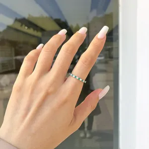 Primo piano di anello in argento 925 con zirconi verde smeraldo e pietre bianche lucide