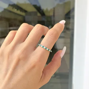 Dettaglio di un anello eternity in argento sterling S925 con zirconi verdi e bianchi