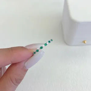 Primo piano di anello vintage in argento S925 con smeraldo e zirconi cubici