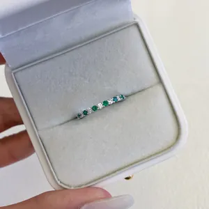 Dettaglio dell'anello in argento S925 con pietre di zirconia verde smeraldo e bianche