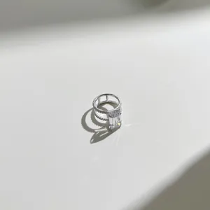 Detalle exquisito de un anillo de plata de ley con una circona de corte esmeralda brillante