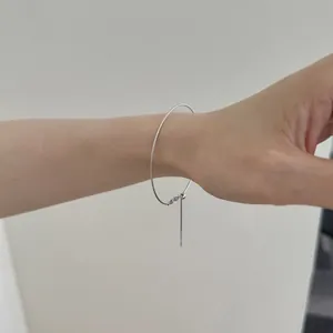 Primer plano detallado de cadena de plata S925 minimalista usada como un brazalete