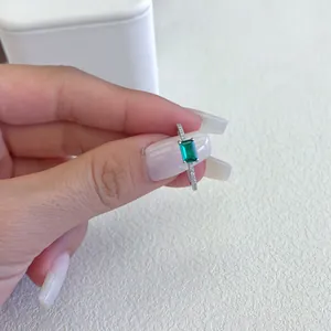 Dettaglio di un anello in argento S925 con zircone verde smeraldo in stile vintage.