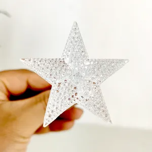 Dettaglio di una stella in acrilico trasparente con trama a bolle per luci natalizie LED.