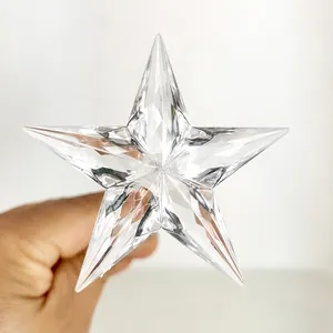 Dettaglio di una stella in acrilico trasparente per luci LED dell'albero di Natale.