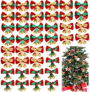Vista detallada de varios lazos navideños con campanas doradas para decorar el árbol