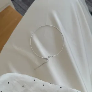 Vista detallada de una cadena minimalista de plata S925 con cuenta deslizante ajustable