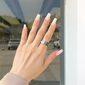 Primo piano di un anello vintage in argento S925 con smeraldo e zircone a goccia