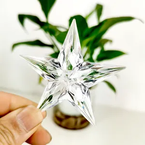 Primo piano di una stella acrilica sfaccettata trasparente per decorare l'albero