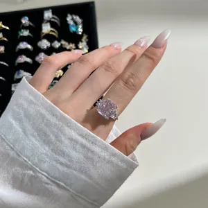 Détail d'une bague en argent S925 avec un zircon rose taille fleur de glace porté à la main