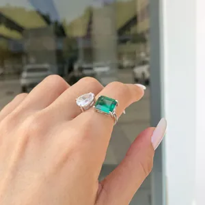Dettaglio di anello in argento S925 con zirconi verde smeraldo e a goccia