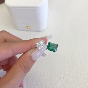 Dettaglio di un anello in argento S925 con pietre a goccia bianca e smeraldo verde.