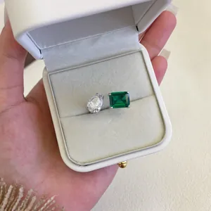 Dettaglio di un elegante anello in argento S925 con pietre taglio a goccia e smeraldo.