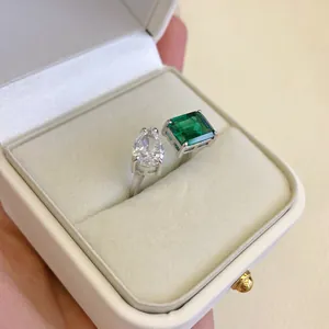 Vista dettagliata dell'anello aperto in argento con zircone smeraldo e zircone a goccia.