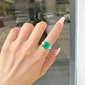 Vista dettagliata di un elegante anello in argento S925 con un grande zircone verde